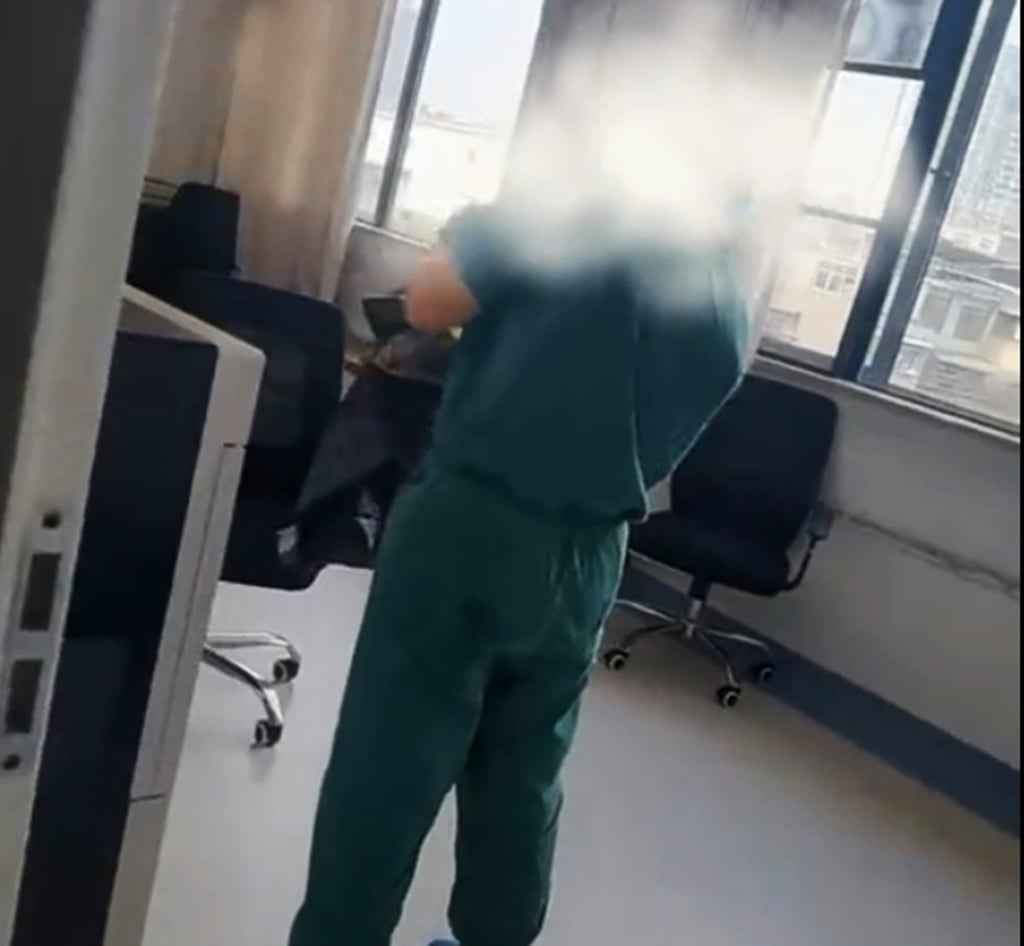 Bác sĩ đã bị sa thải và cơ quan y tế đã mở cuộc điều tra. Ảnh: Douyin