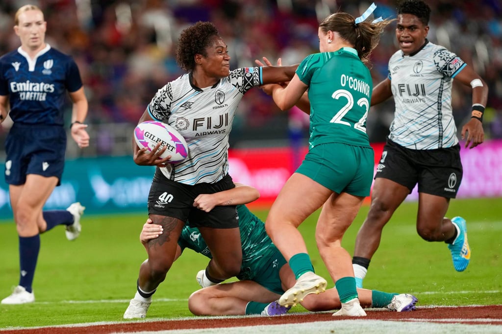 Fiji’s Adita Milinia fends off Ireland’s Robyn O’Connor in the Fijians’ 26-17 win. Photo: Sam Tsang Fiji’s Adita Milinia fends off Ireland’s Robyn O’Connor in the Fijians’ 26-17 win. Photo: Sam Tsang