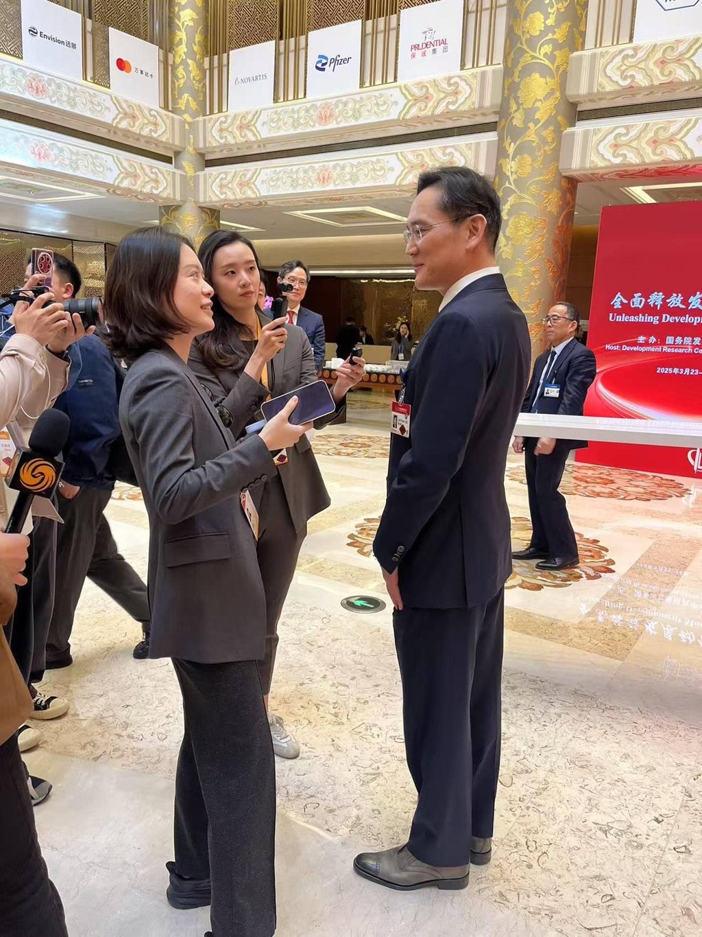 Ji Siqi speaks to Samsung’s Lee Jae-yong at the China Development Forum in Beijing on Sunday. Photo: Su Yue