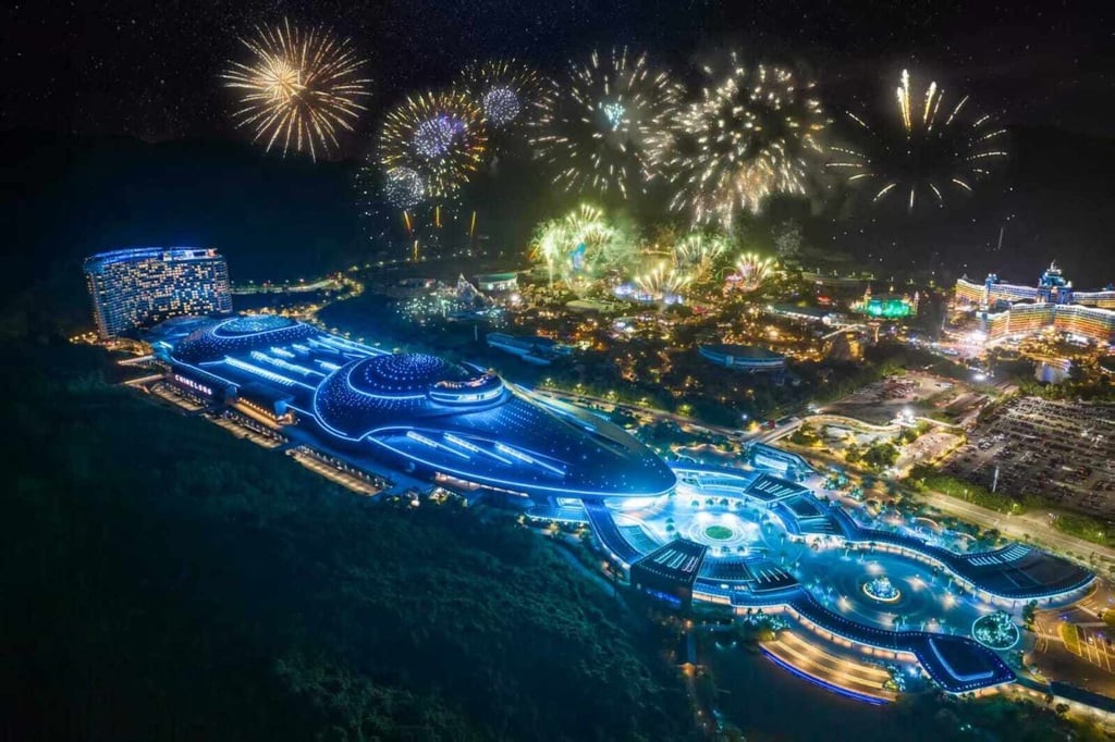 The Chimelong Spaceship holds seven Guinness World Records. The Chimelong Spaceship holds seven Guinness World Records.