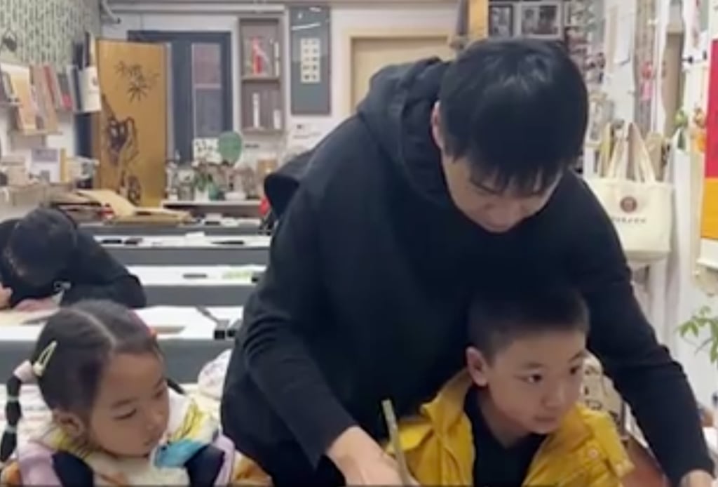 Chen Zhao hard at work with some of his young students in the teaching studio. Photo: Weibo