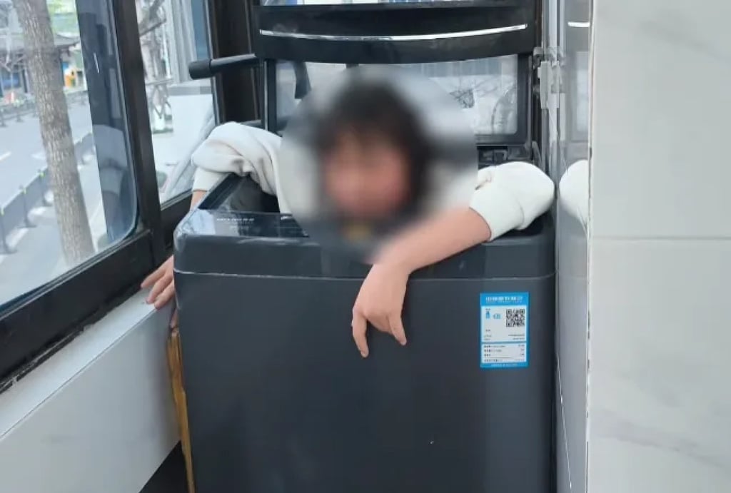 The girl climbed into the top-loading washing machine after arguing with her mother about homework. Photo: QQ.com The girl climbed into the top-loading washing machine after arguing with her mother about homework. Photo: QQ.com