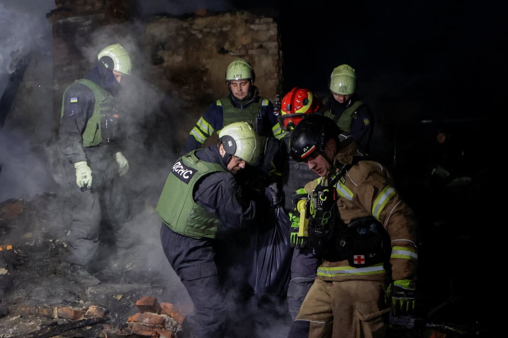 Rescuers carry a body found under debris in Kharkiv, Ukraine. Photo: Reuters Rescuers carry a body found under debris in Kharkiv, Ukraine. Photo: Reuters