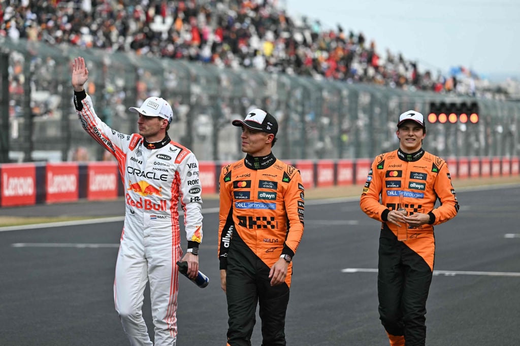 Max Verstappen (left) waves to fans with McLaren’s Lando Norris (centre) and Oscar Piastri. Photo: AFP Max Verstappen (left) waves to fans with McLaren’s Lando Norris (centre) and Oscar Piastri. Photo: AFP