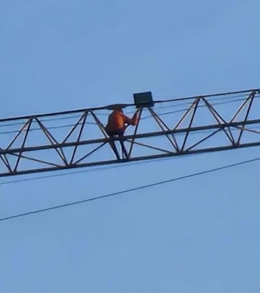 Onlookers saw the man walking along the crane’s beam at a height of around 126 metres. Photo: Instagram/thestaronline Onlookers saw the man walking along the crane’s beam at a height of around 126 metres. Photo: Instagram/thestaronline