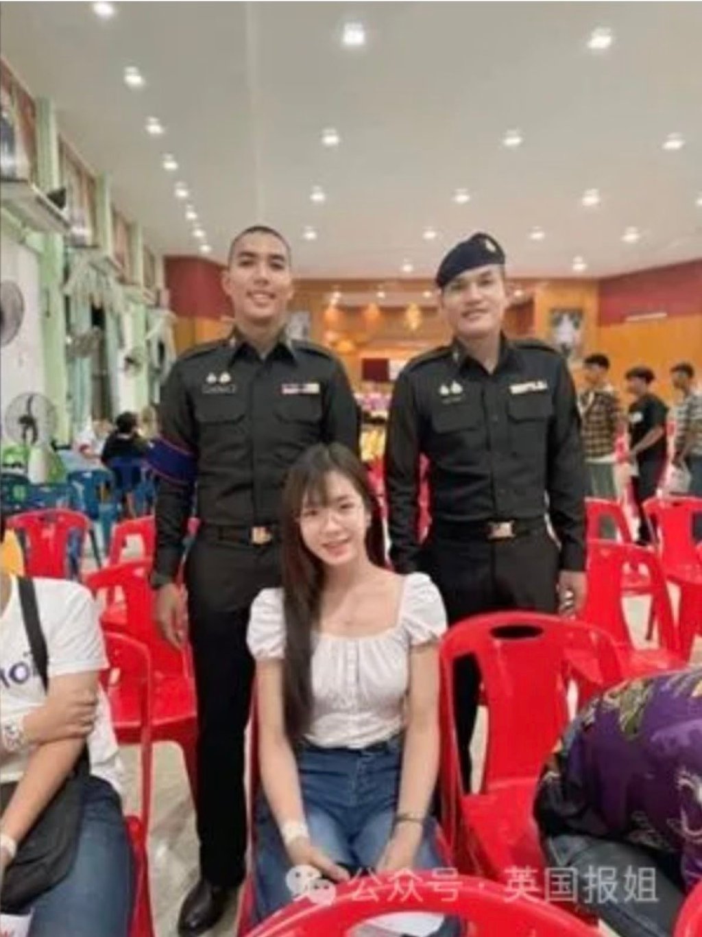 A transgender woman is pictured with military officers at the signing up lottery. Photo: Weixin