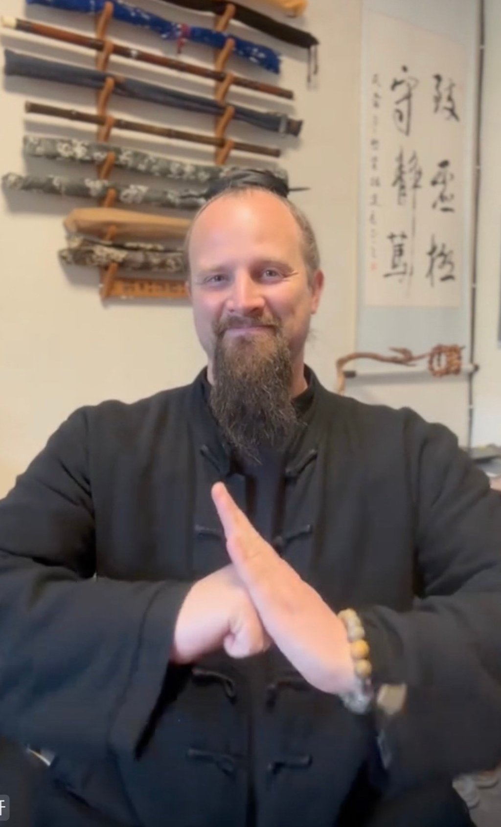 Jake Pinnick performs a “thank you” hand gesture after receiving his permanent residency. Photo: Douyin Jake Pinnick performs a “thank you” hand gesture after receiving his permanent residency. Photo: Douyin