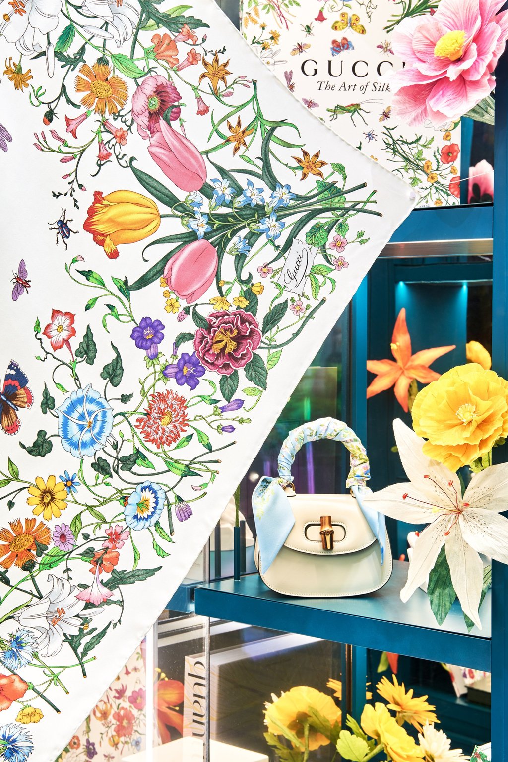 GUCCI グラフィティ スカーフ GUCCI グラフィティ スカーフ フローラ プリント シルクツイル