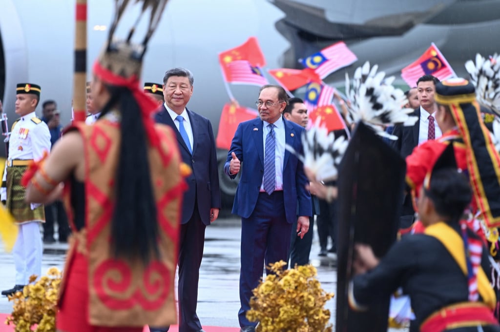 Chinese President Xi Jinping and Malaysian Prime Minister Anwar Ibrahim watch a cultural performance during a welcome ceremony in Malaysia on Tuesday. Photo: Reuters Chinese President Xi Jinping and Malaysian Prime Minister Anwar Ibrahim watch a cultural performance during a welcome ceremony in Malaysia on Tuesday. Photo: Reuters