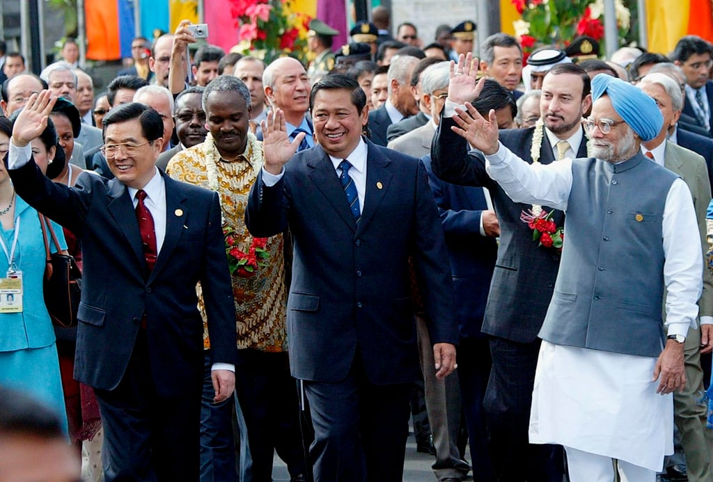 Indonesia’s then-president Susilo Bambang Yudhoyono (centre) with China’s Hu Jintao (left), India’s Manmohan Singh (right) and other officials at the 50th anniversary of the Bandung Conference in 2005. Photo: EPA-EFE Indonesia’s then-president Susilo Bambang Yudhoyono (centre) with China’s Hu Jintao (left), India’s Manmohan Singh (right) and other officials at the 50th anniversary of the Bandung Conference in 2005. Photo: EPA-EFE