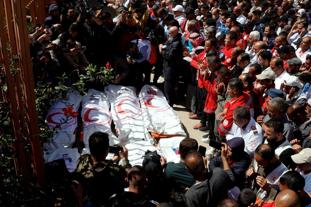 Palestinians mourn Red Crescent medical staff at Nasser hospital in Khan Younis, southern Gaza, on March 31. Photo: Reuters Palestinians mourn Red Crescent medical staff at Nasser hospital in Khan Younis, southern Gaza, on March 31. Photo: Reuters