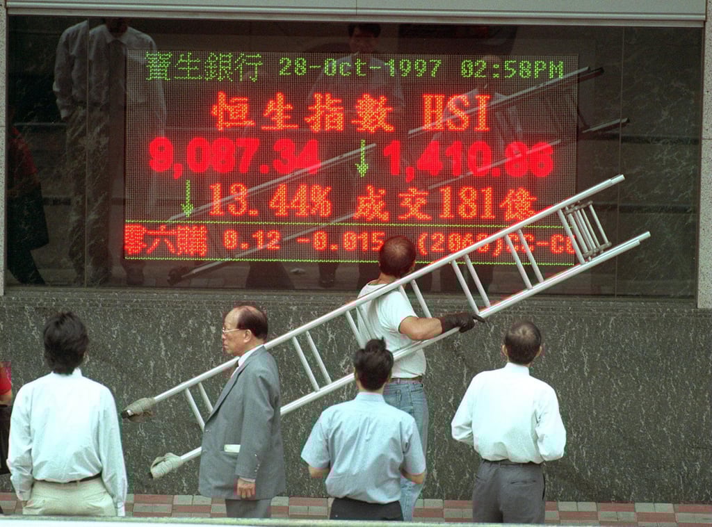 People watch the Hang Seng Index outside Po Sang Bank in Central on October 28, 1997, during the Asian financial crisis. Photo: SCMP
