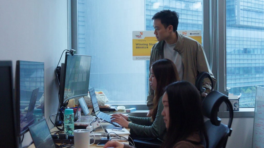 Kyle Wong (standing), CEO and co-founder of PanopticAI, says the support of the HKTDC’s Start-Up Express has enabled his firm to gain international exposure and access important business opportunities. Kyle Wong (standing), CEO and co-founder of PanopticAI, says the support of the HKTDC’s Start-Up Express has enabled his firm to gain international exposure and access important business opportunities.