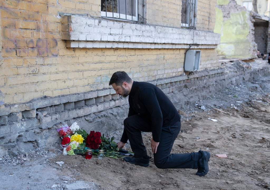 Ukrainian President Volodymyr Zelensky lays flowers at the site of a Russian missile strike on a residential area in Kyiv, Ukraine, on Friday. Photo: EPA-EFE Ukrainian President Volodymyr Zelensky lays flowers at the site of a Russian missile strike on a residential area in Kyiv, Ukraine, on Friday. Photo: EPA-EFE