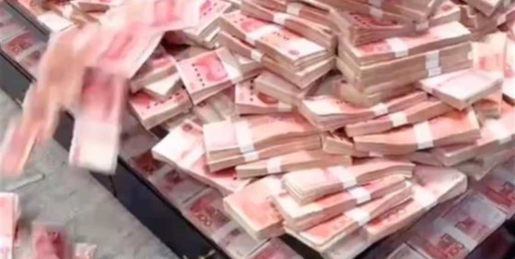 The entrepreneur’s cash handout even stretched to staff members such as cooks and cleaners. Photo: Weibo The entrepreneur’s cash handout even stretched to staff members such as cooks and cleaners. Photo: Weibo