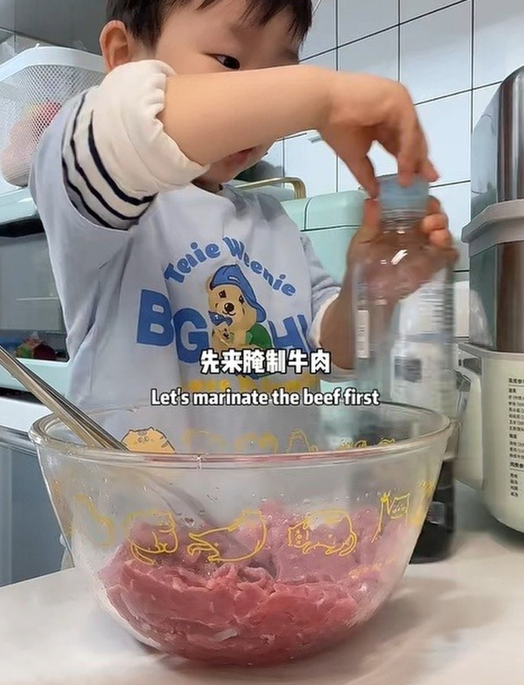 One little boy has mastered the art of marinating meat for his mother while she relaxes. Photo: Weibo One little boy has mastered the art of marinating meat for his mother while she relaxes. Photo: Weibo