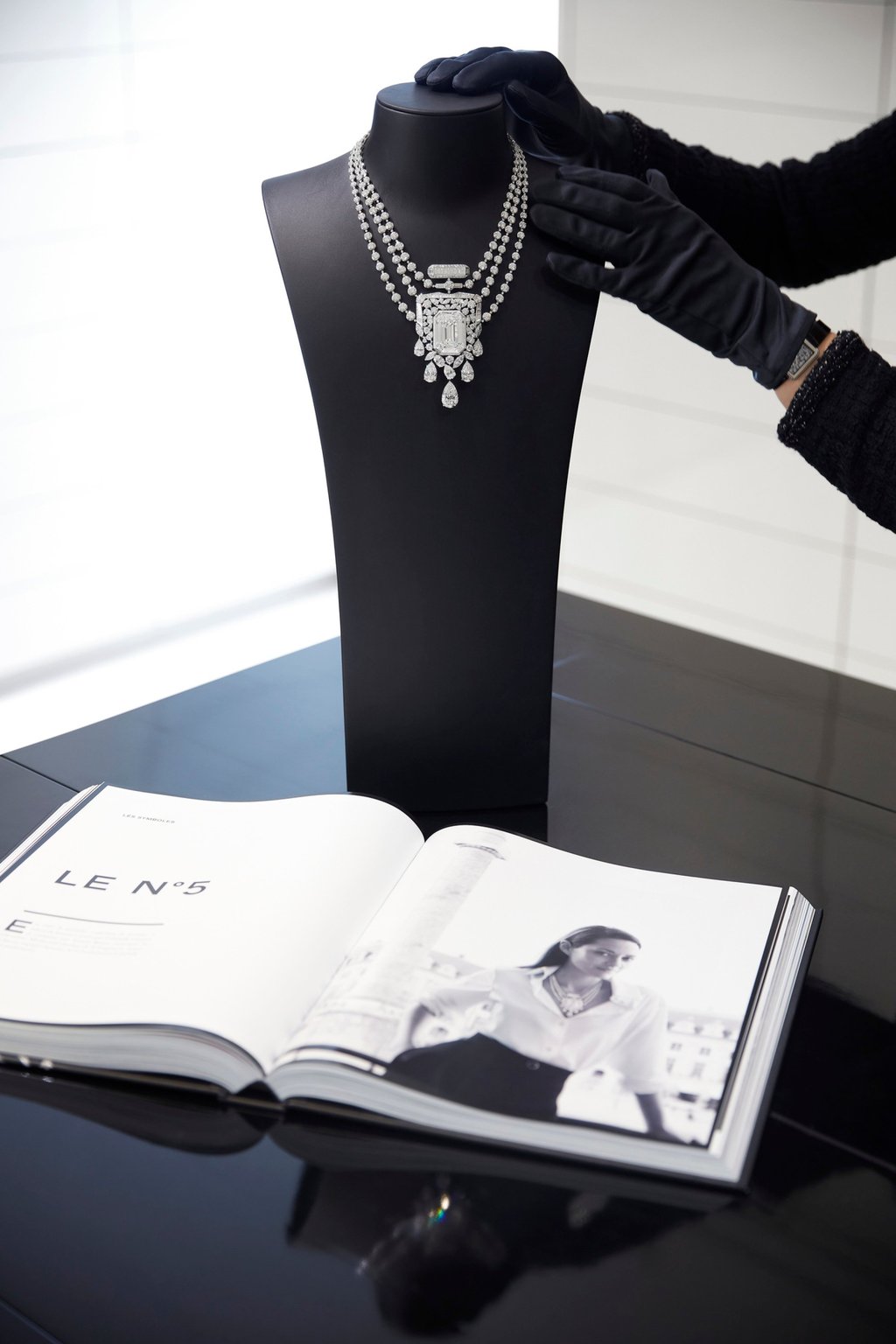 Com seu magnífico diamante de 55,55 quilates, o colar 55,55 é o destaque da Coleção 2021 No 5 da Chanel, a primeira coleção de alta joalheria inspirada em um perfume. Foto: Apostila Com seu magnífico diamante de 55,55 quilates, o colar 55,55 é o destaque da Coleção 2021 No 5 da Chanel, a primeira coleção de alta joalheria inspirada em um perfume. Foto: Apostila