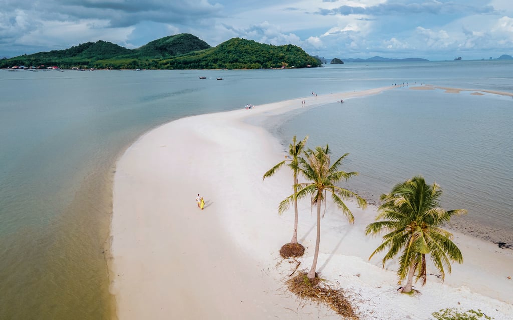 Koh Yao Yai’s serpentine sand spit changes shape with every tide. Photo: Shutterstock