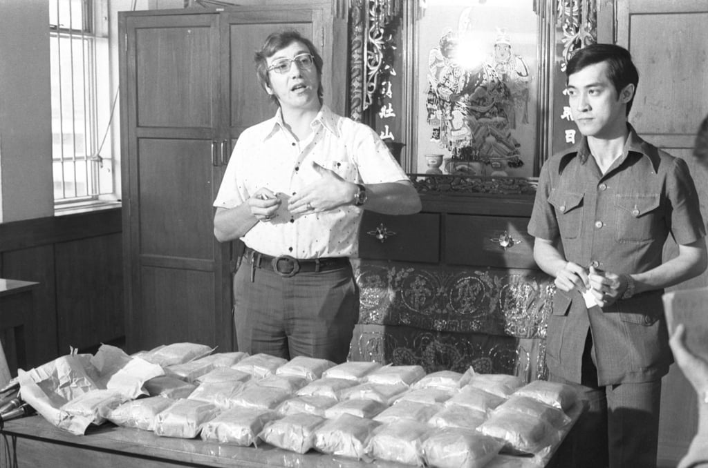 Police officers David Hodson (left) and Ho Shiu-cheong show the press their seizure of heroin in April 1977. Photo: SCMP Archives