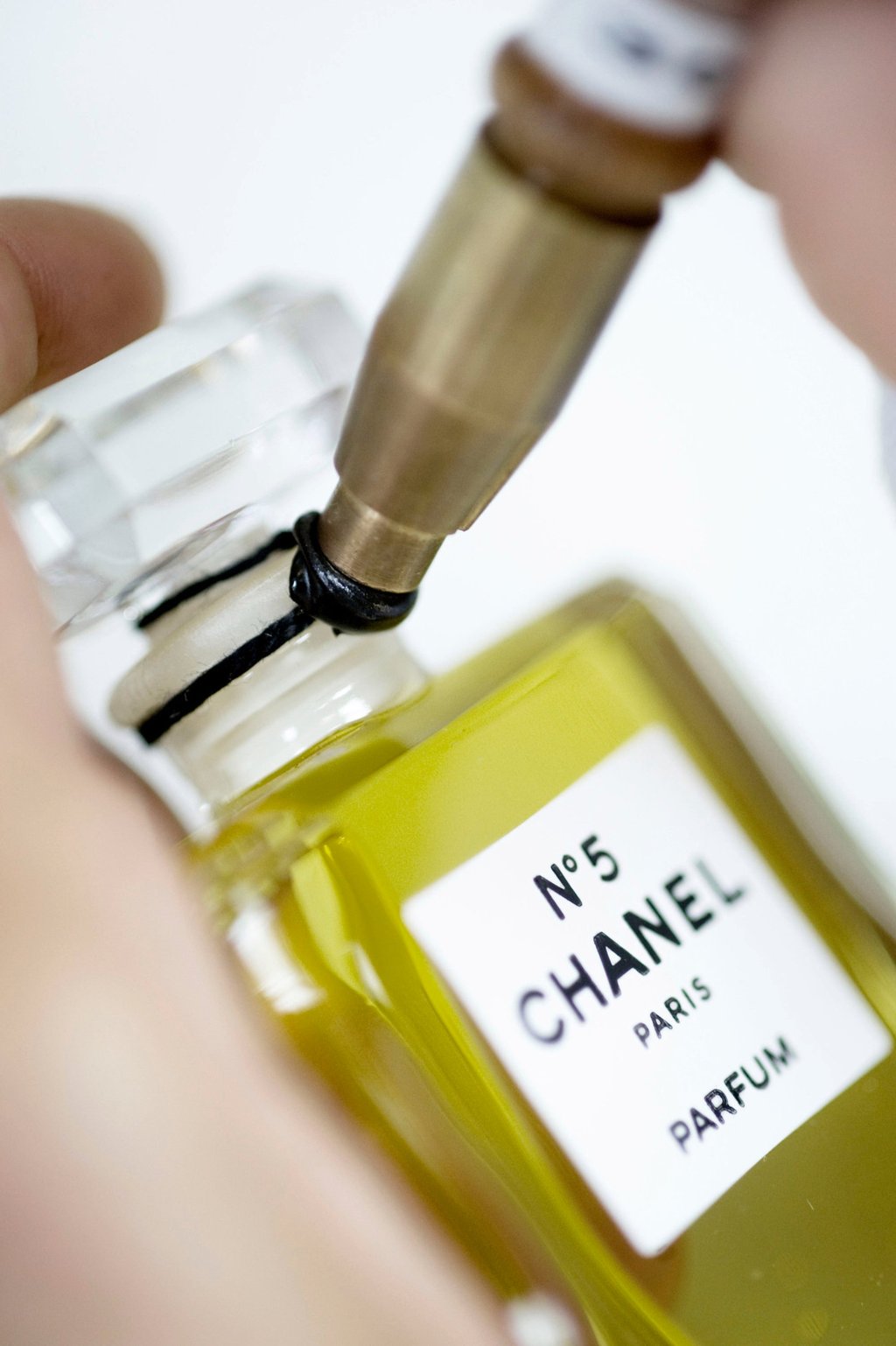 Nascido em 1921, Chanel No 5 foi pensado para ser “um perfume de mulher, com cheiro de mulher”, segundo Gabrielle “Coco” Chanel. Foto: Apostila Nascido em 1921, Chanel No 5 foi pensado para ser “um perfume de mulher, com cheiro de mulher”, segundo Gabrielle “Coco” Chanel. Foto: Apostila