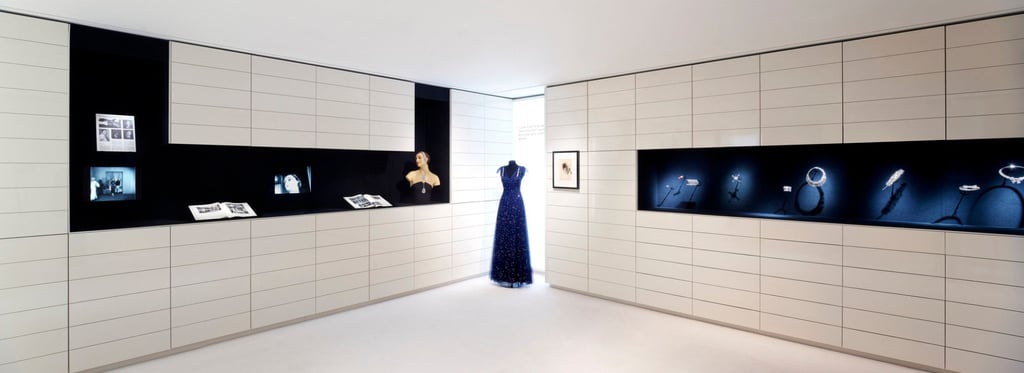 Bijoux de Diamants, a primeira e única coleção de alta joalheria que Coco Chanel lançou em vida, em exposição na loja de relógios e joias Chanel Patrimoine, na Place Vendôme 18, em Paris. Foto: Apostila Bijoux de Diamants, a primeira e única coleção de alta joalheria que Coco Chanel lançou em vida, em exposição na loja de relógios e joias Chanel Patrimoine, na Place Vendôme 18, em Paris. Foto: Apostila