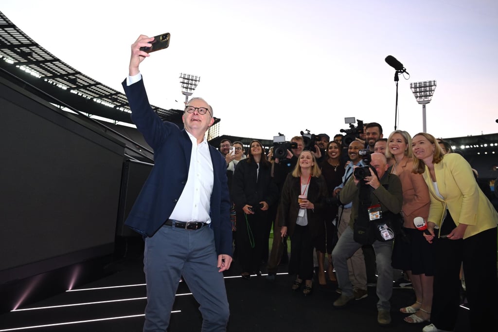 Australian Prime Minister Anthony Albanese poses for a selfie with journalists in Melbourne, Australia, on Saturday. Photo: EPA-EFE Australian Prime Minister Anthony Albanese poses for a selfie with journalists in Melbourne, Australia, on Saturday. Photo: EPA-EFE