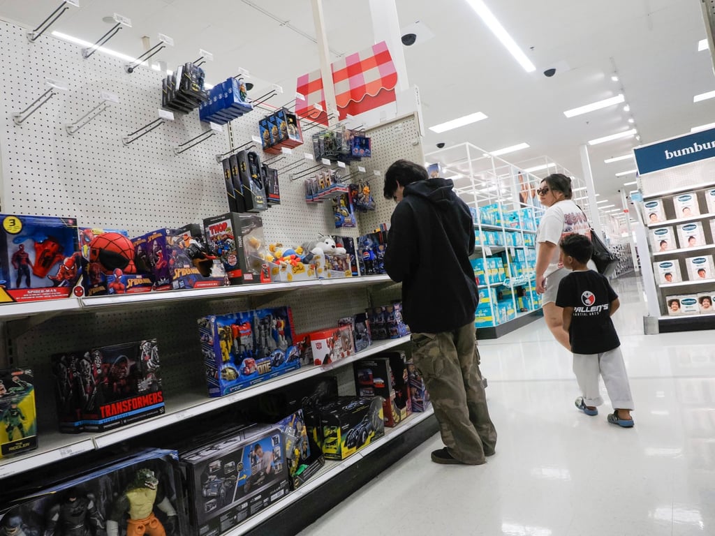 Shoppers browse the aisles of a department store in San Leandro, California, on April 30. Photo: EPA-EFE Shoppers browse the aisles of a department store in San Leandro, California, on April 30. Photo: EPA-EFE
