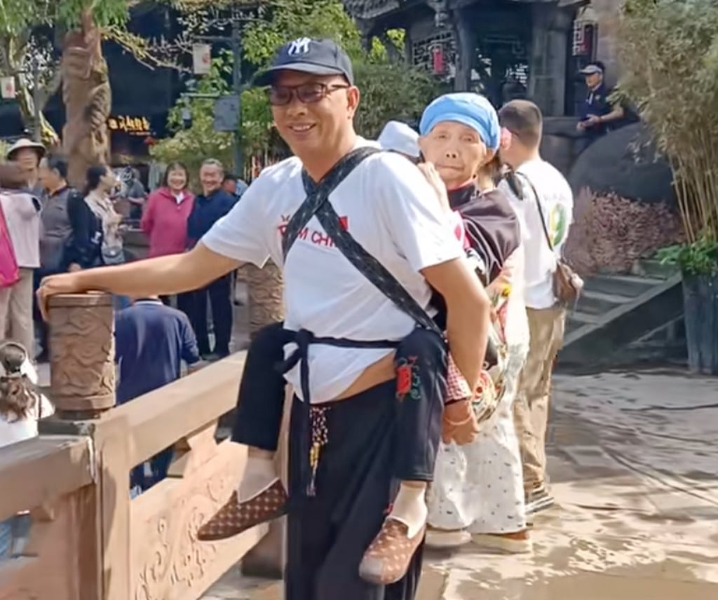 Chai Wanbin and his paralysed mother on one of their trips. He says carrying her on his back is “no big deal”. Photo: Douyin Chai Wanbin and his paralysed mother on one of their trips. He says carrying her on his back is “no big deal”. Photo: Douyin