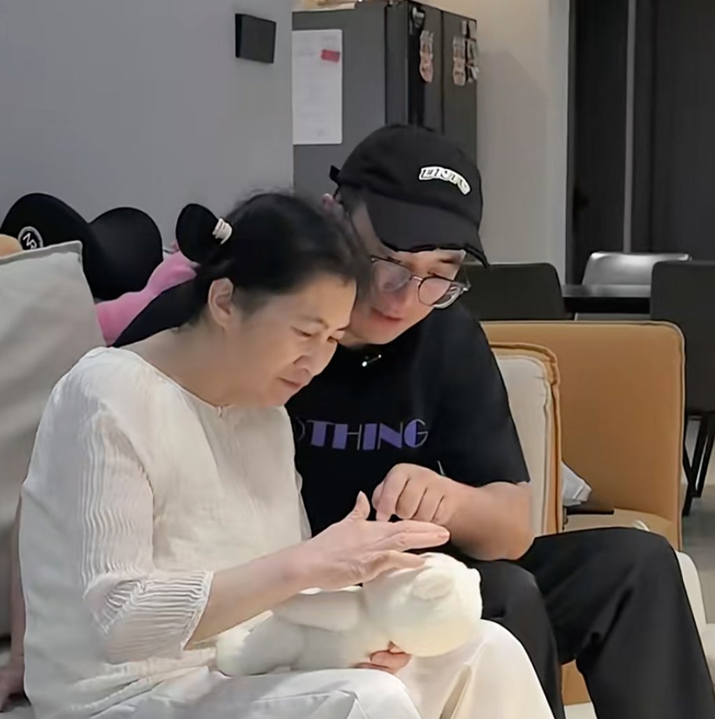 Yuan is looked after by her son. The 58-year-old’s condition has reduced her to a childlike state. Photo: Douyin Yuan is looked after by her son. The 58-year-old’s condition has reduced her to a childlike state. Photo: Douyin