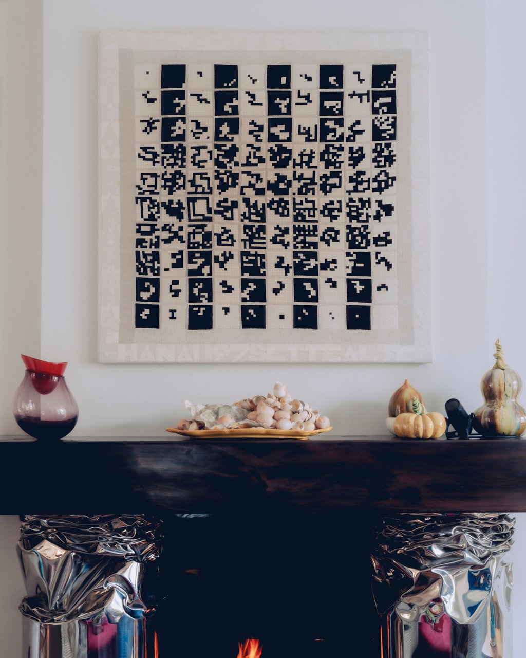 On the wall above a Ron Arad-commissioned fireplace is Alternando da Uno a Cento e Viceversa (Alternating 1 to 100) (1977-1978), by Alighiero Boetti. Photo: Jack Orton
