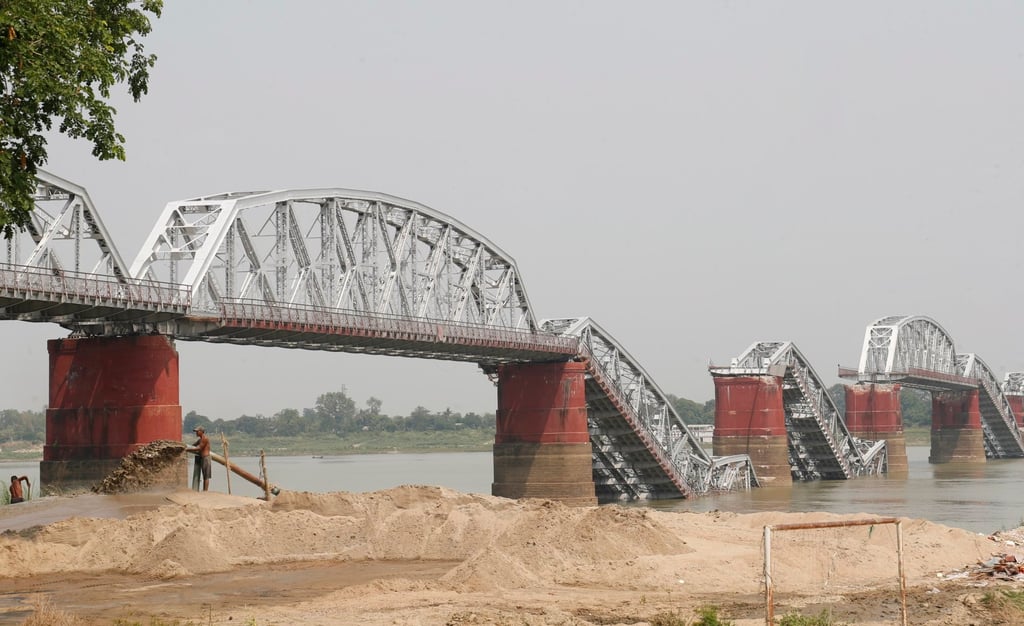 A man collects sand from the river near the collapsed Sagaing Bridge in Myanmar, following the 7.7-magnitude earthquake. Photo: EPA-EFE A man collects sand from the river near the collapsed Sagaing Bridge in Myanmar, following the 7.7-magnitude earthquake. Photo: EPA-EFE