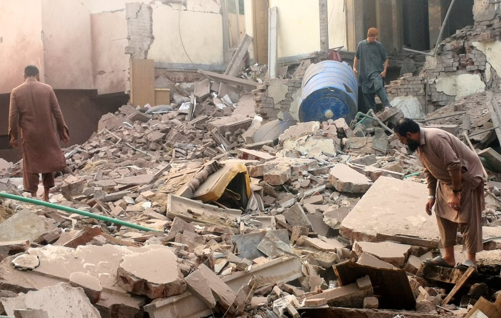 Residents inspect the rubble of a building destroyed by an Indian missile strike in Muridke, a town near Lahore, Pakistan, on Wednesday. Photo: Xinhua Residents inspect the rubble of a building destroyed by an Indian missile strike in Muridke, a town near Lahore, Pakistan, on Wednesday. Photo: Xinhua