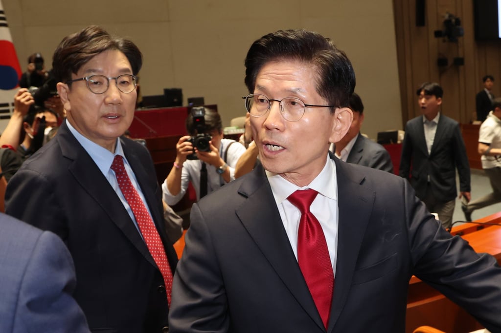 Kim Moon-soo (right) denounced the PPP’s decision as an denounced as an “overnight political coup”. Photo: EPA-EFE Kim Moon-soo (right) denounced the PPP’s decision as an denounced as an “overnight political coup”. Photo: EPA-EFE