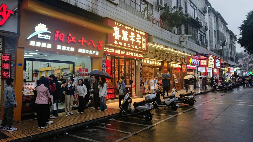 Hua Gai Li Street in Shunde is a popular strip lined with snack shops, eateries, tea cafes and dessert parlours. Photo: Andrew Sun
