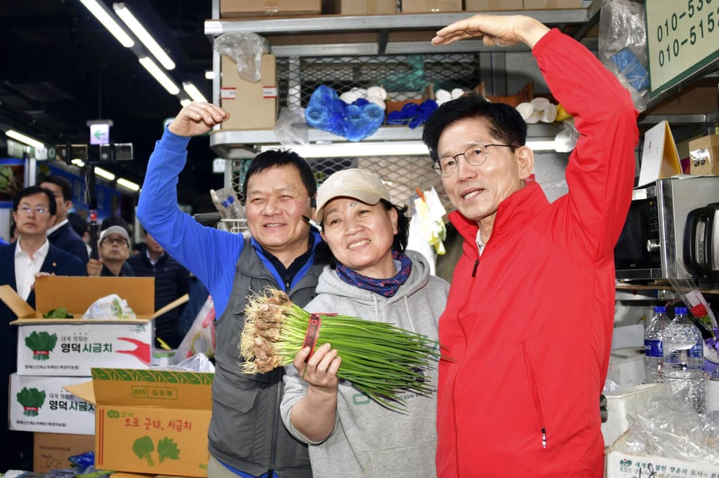 Kim Moon-soo (right), the presidential candidate for the People Power Party, visits a market in Seoul while campaigning on Monday. Photo: Kyodo Kim Moon-soo (right), the presidential candidate for the People Power Party, visits a market in Seoul while campaigning on Monday. Photo: Kyodo