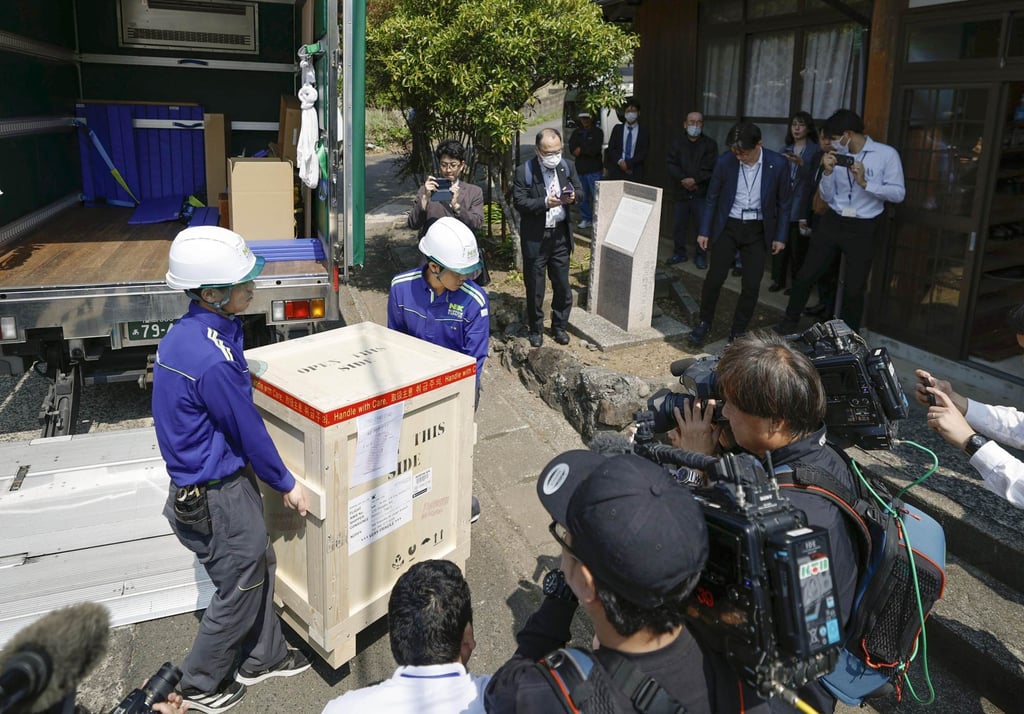 A box containing the statue of the Avalokitesvara Bodhisattva is carried into Kannon Temple on Tsushima Island in Nagasaki Prefecture, southwestern Japan, on Monday. Photo: Kyodo A box containing the statue of the Avalokitesvara Bodhisattva is carried into Kannon Temple on Tsushima Island in Nagasaki Prefecture, southwestern Japan, on Monday. Photo: Kyodo