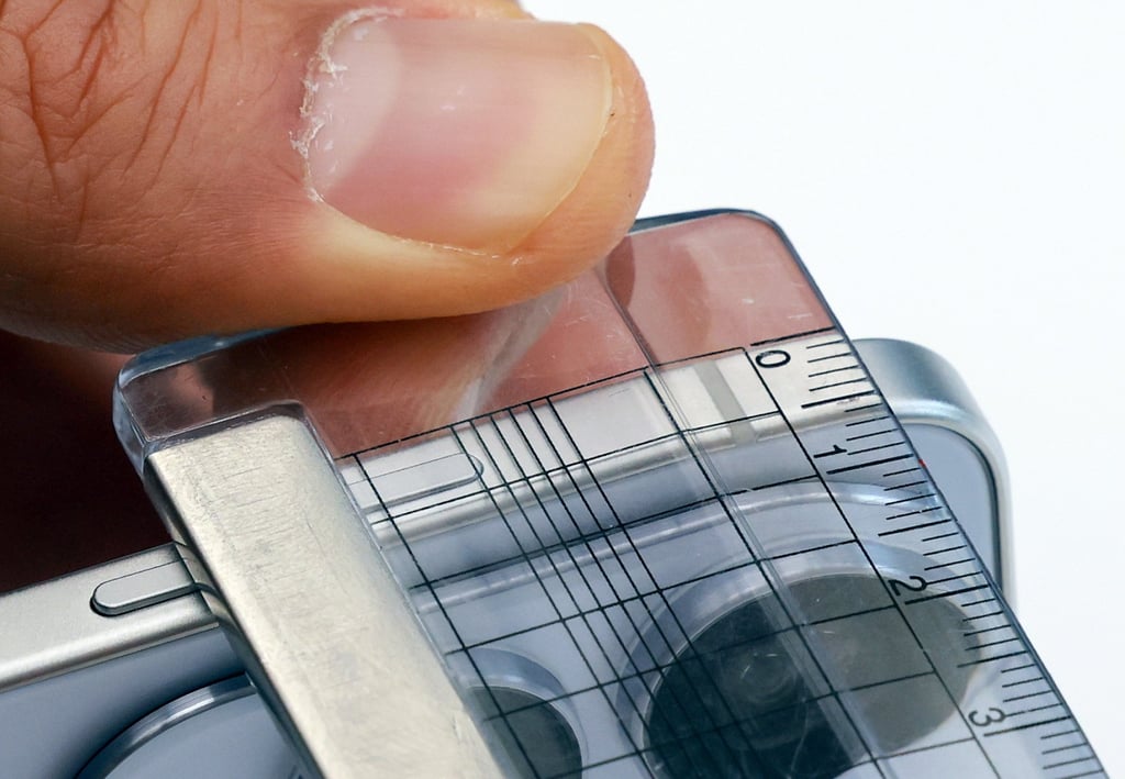 A reporter uses a ruler to measure the thickness of the Galaxy S25 Edge handset. Photo: EPA-EFE A reporter uses a ruler to measure the thickness of the Galaxy S25 Edge handset. Photo: EPA-EFE