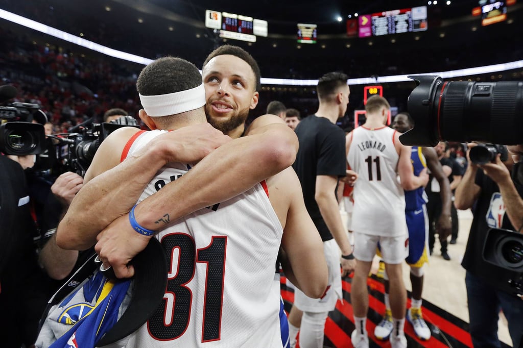 Stephen Curry hugging brother Seth Curry, when the pair faced off in 2019. Photo: Getty Images