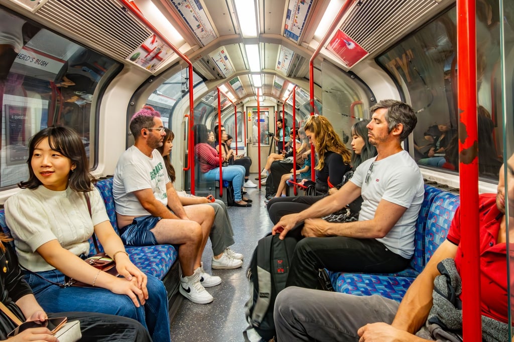 The “bumping gang” has appeared in London, showing up in busy areas and well-frequented public spaces as potential targets. Photo: Shutterstock The “bumping gang” has appeared in London, showing up in busy areas and well-frequented public spaces as potential targets. Photo: Shutterstock