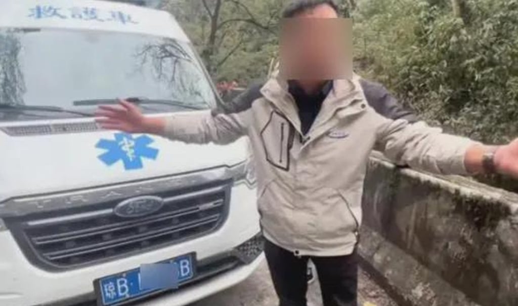 The driver of the ambulance claimed only the police could stop him from using his flashing lights and siren. Photo: 163.com The driver of the ambulance claimed only the police could stop him from using his flashing lights and siren. Photo: 163.com