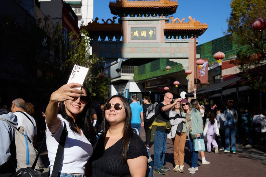 People take selfies in front of the archway of Chinatown in Buenos Aires, Argentina. Photo: Xinhua People take selfies in front of the archway of Chinatown in Buenos Aires, Argentina. Photo: Xinhua