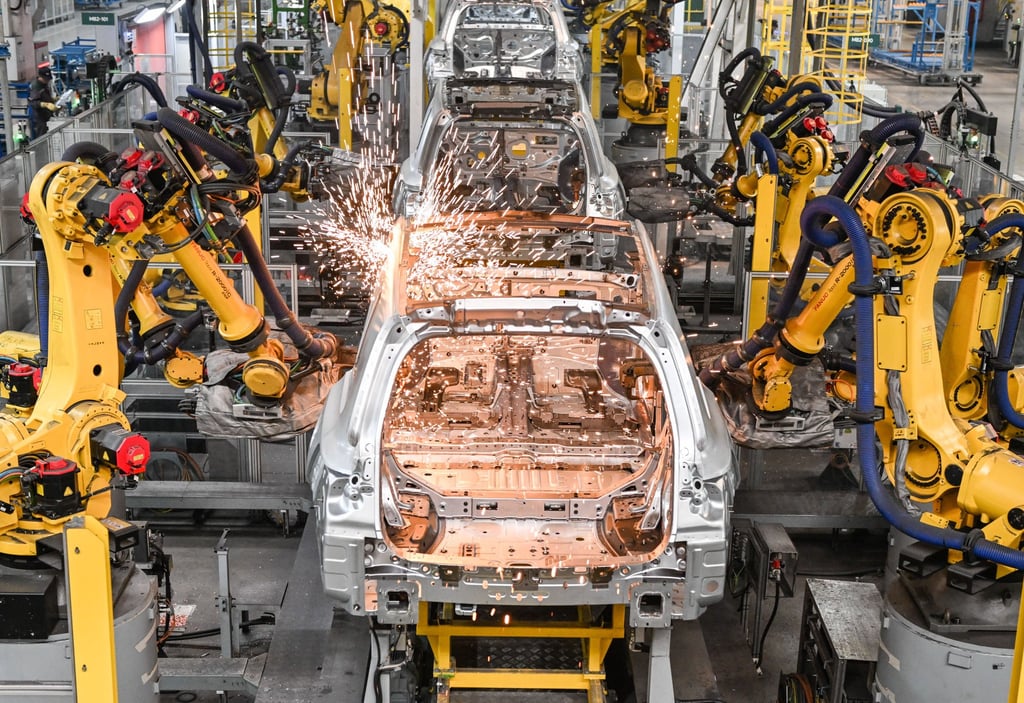 Robot hàn vỏ thân xe ô tô tại một nhà máy của hãng sản xuất xe điện Trung Quốc Li Auto ở Thường Châu, một thành phố ở phía đông tỉnh Giang Tô. Ảnh: Xinhua Robot hàn vỏ thân xe ô tô tại một nhà máy của hãng sản xuất xe điện Trung Quốc Li Auto ở Thường Châu, một thành phố ở phía đông tỉnh Giang Tô. Ảnh: Xinhua
