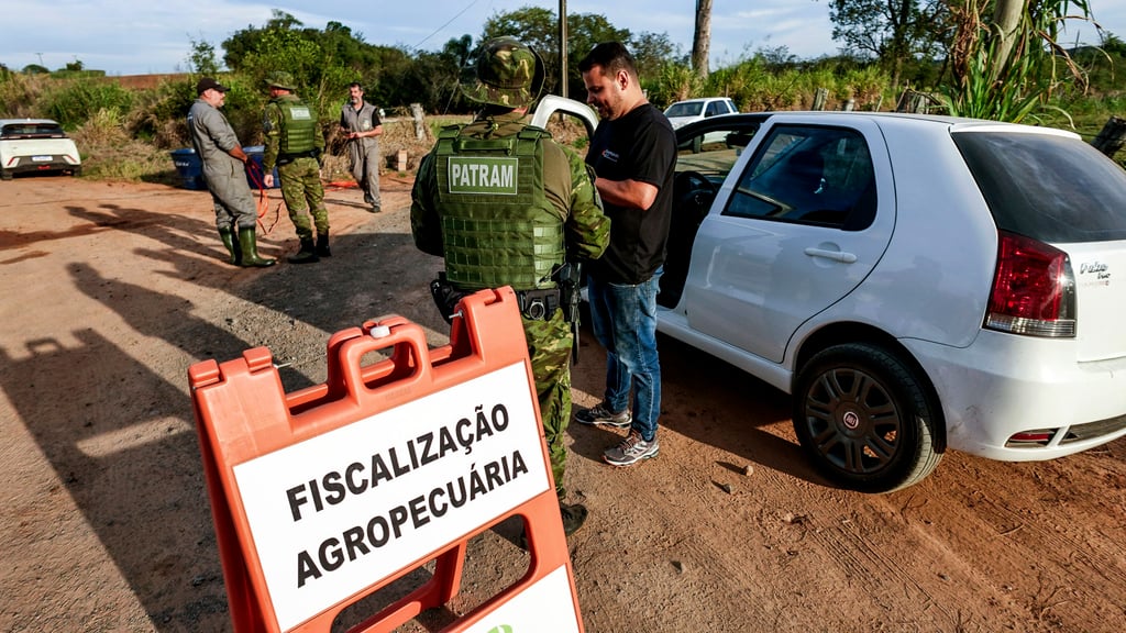 Health and safety agents setting up disinfection barriers to contain the first confirmed case of bird flu in commercial poultry, in the municipality of Montenegro, Rio Grande do Sul state, Brazil, on May 17. Photo: AP Health and safety agents setting up disinfection barriers to contain the first confirmed case of bird flu in commercial poultry, in the municipality of Montenegro, Rio Grande do Sul state, Brazil, on May 17. Photo: AP