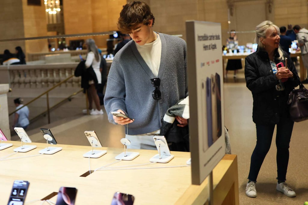 People shop at an Apple Store in New York City’s Grand Central Station on April 4, 2025. Photo: Getty Images via AFP People shop at an Apple Store in New York City’s Grand Central Station on April 4, 2025. Photo: Getty Images via AFP