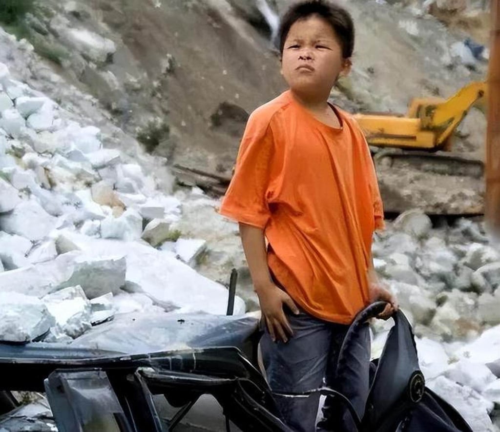Young Lin inspired the nation when, after crawling out from the rubble, he returned to rescue two classmates, suffering injuries in the process. Photo: Douyin