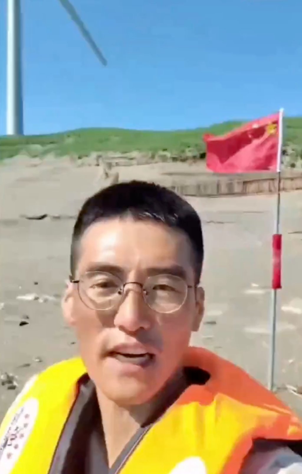 Some doubt has been raised about a man dubbed “Shandong Kai Ge” who claimed to have crossed the Taiwan Strait solo in a rubber boat, hoisted a Chinese flag, and returned to the mainland the same day. Photo: TikTok Some doubt has been raised about a man dubbed “Shandong Kai Ge” who claimed to have crossed the Taiwan Strait solo in a rubber boat, hoisted a Chinese flag, and returned to the mainland the same day. Photo: TikTok