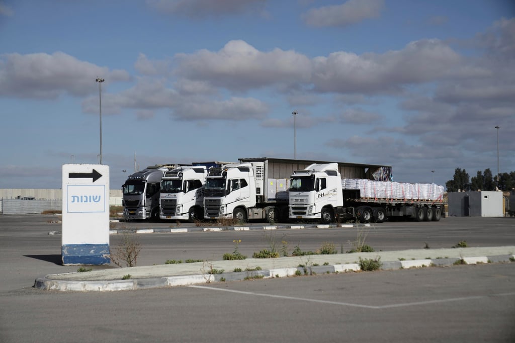 Trucks load with humanitarian aid for the Gaza Strip at the Kerem Shalom Crossing in southern Israel, on Tuesday. Photo: AP Trucks load with humanitarian aid for the Gaza Strip at the Kerem Shalom Crossing in southern Israel, on Tuesday. Photo: AP