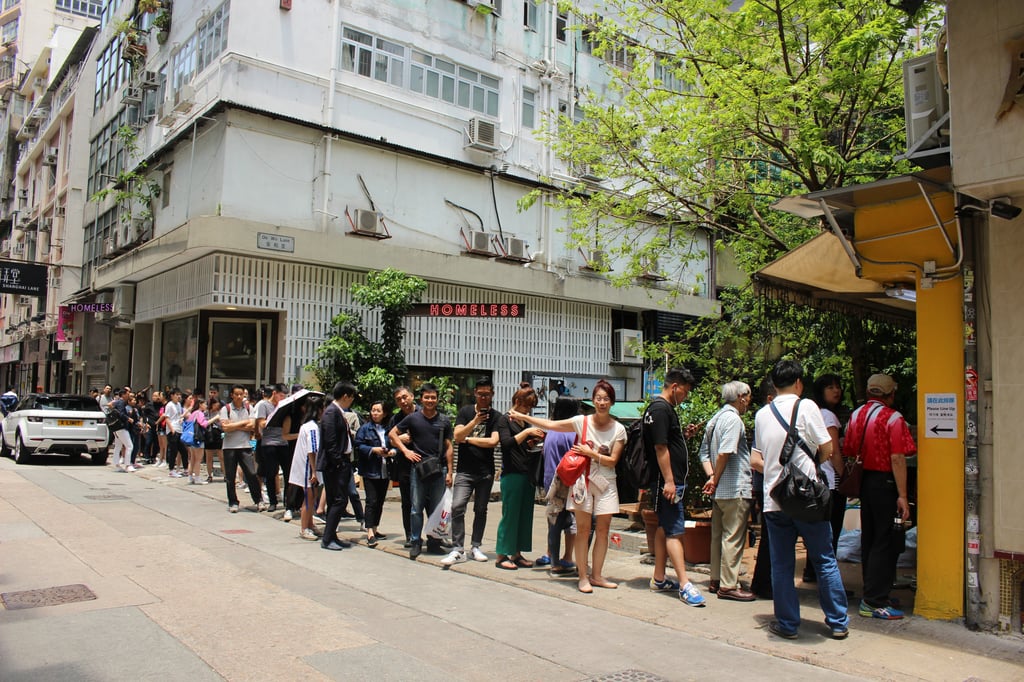 People queue to eat at Kau Kee on Gough Street in Sheung Wan in 2018. Photo: Shutterstock