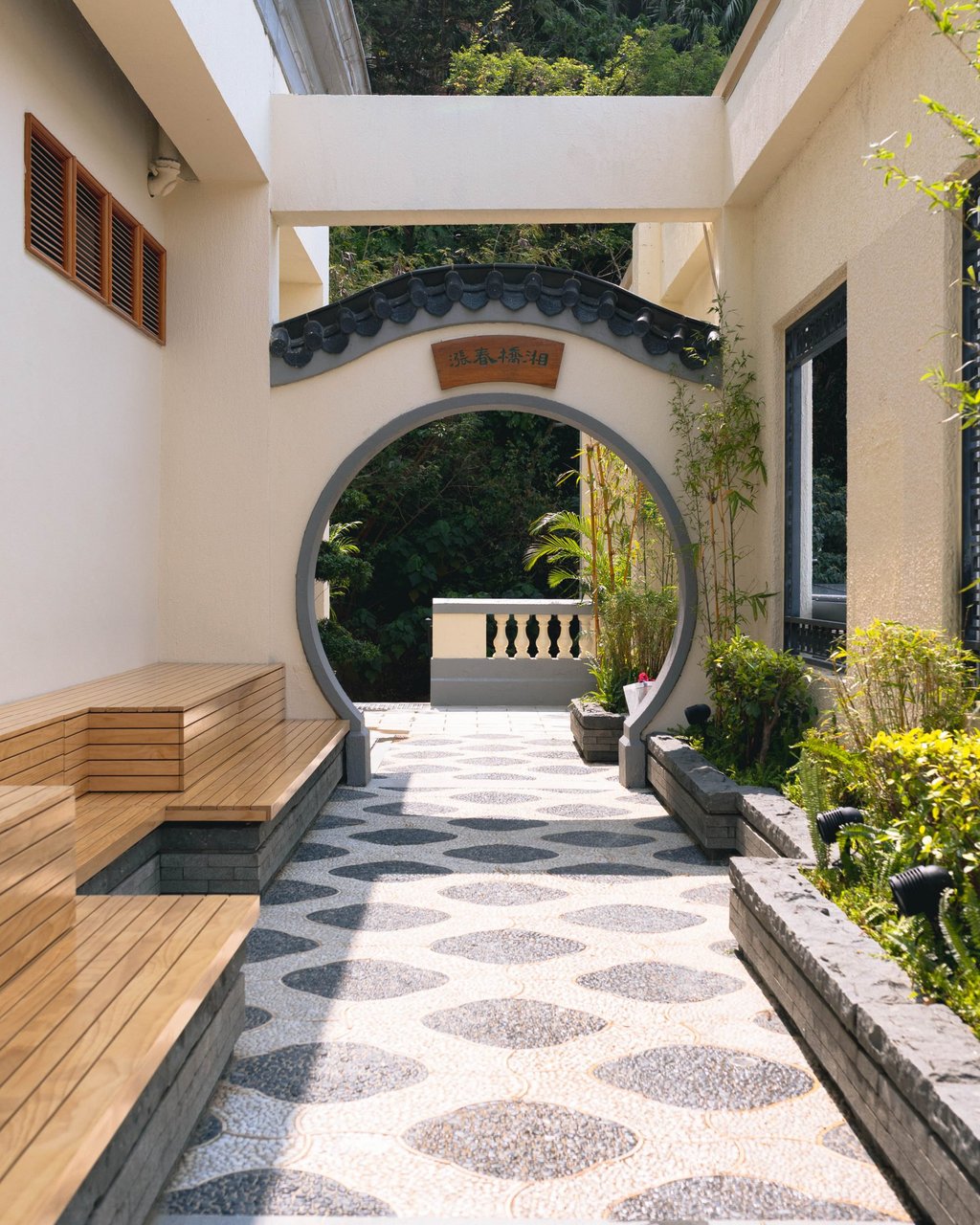 On the way to Gróa in Repulse Bay Arcade, visitors pass under several Chinese moon gates along a quiet walkway. Photo: Gróa On the way to Gróa in Repulse Bay Arcade, visitors pass under several Chinese moon gates along a quiet walkway. Photo: Gróa