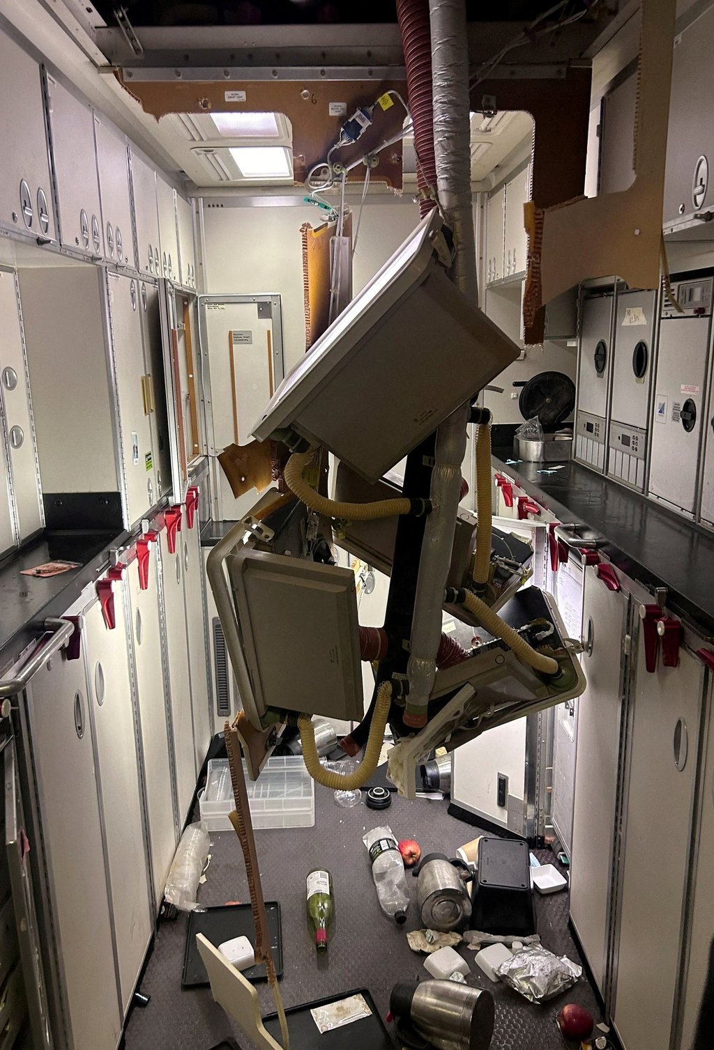 The interior of SQ321 after an emergency landing at Bangkok’s Suvarnabhumi International Airport on May 21 last year. Photo: Reuters The interior of SQ321 after an emergency landing at Bangkok’s Suvarnabhumi International Airport on May 21 last year. Photo: Reuters